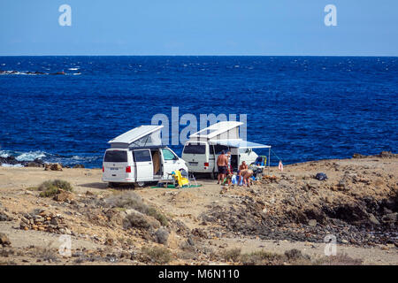 Camper, Wohnmobile am Strand in Abades, Teneriffa, Kanarische Inseln, Spanien Stockfoto