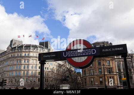 Ein Schild mit der Einfahrt zum Londoner U-Bahnhof Charing Cross am Trafalgar Square in London, Großbritannien Stockfoto