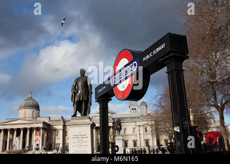 Ein Schild, das den Eingang zum Londoner U-Bahnhof Charing Cross am Trafalgar Square mit der National Gallery hinter sich zeigt. London, Großbritannien Stockfoto