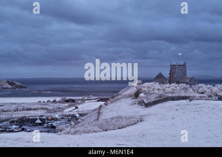 Infrarot Bild der denkmalgeschützten, teilweise zerstörten "Alten Kirche St. Nicholas' auf ansteigende Hügel in der Nähe von Weston-super-Mare in Somerset. Stockfoto