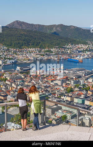 Zwei Frauen an der Ansicht von Bergen in Norwegen suchen Stockfoto