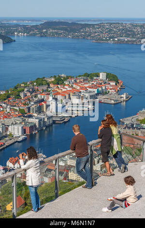 Leute, die gerade die Aussicht auf Bergen in Norwegen Stockfoto