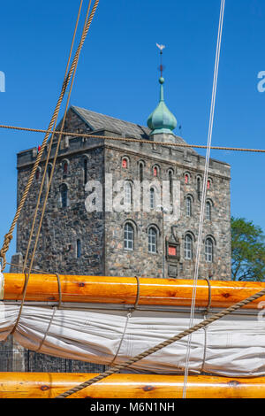 Rosenkrantz Turm mit einem Ausleger auf einem Segelboot im Vordergrund. Stockfoto