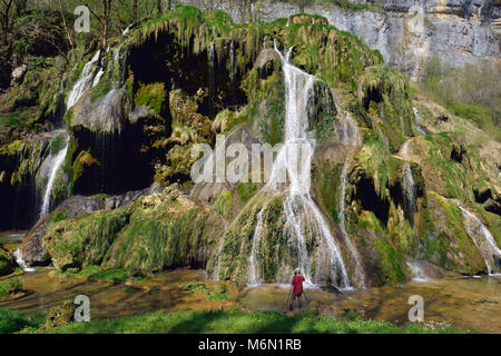 Die tufs Wasserfall auf der natürliche Standort von 'la reculee de Baume-les-Messieurs" im Jura (zentral-östlichen Frankreich) Stockfoto