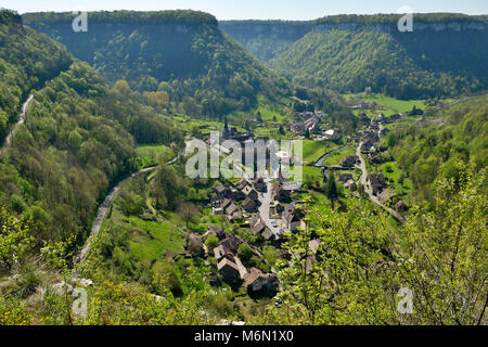 Dorf von Baume-les-Messieurs (zentral-östlichen Frankreich), natürlichen Standort Òla reculee de Baume-les-MessieursÓ Stockfoto