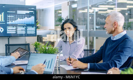 Chief Führungskraft gibt einen Bericht an Ihre Kollegen im Saal. Team verschiedener Intelligente Leute Hört sorgfältig. Modernes Büro Stockfoto
