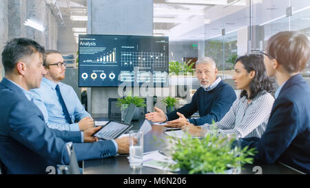 Der Verwaltungsrat hat die Hauptversammlung, vielfältige Gruppe von Geschäftsleuten in den modernen Konferenzraum diskutieren Statistiken und Arbeitsergebnisse. Stockfoto