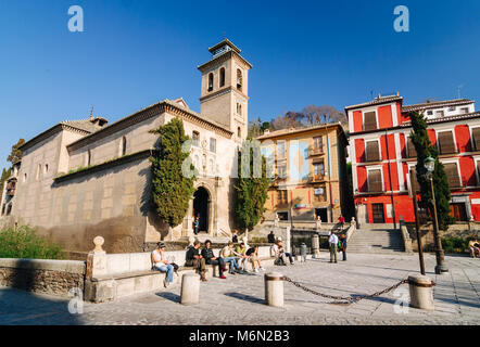 Granada, Andalusien, Spanien. Touristen und Einheimische gleichermaßen Sitzen durch die Santa Ana Kirche an der Plaza Nueva qm in der Unesco Viertel Albaicin. Stockfoto