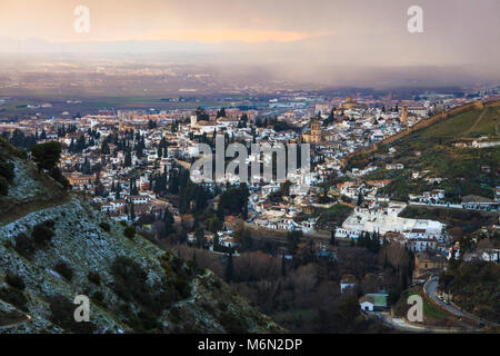 Allgemeine Ansicht der Unesco Altstadt Albaicin und Sacromonte Bezirke von der Stadt Granada bei Sonnenuntergang wie aus dem nahegelegenen Cerro del Sol auf einem Schnee gesehen Stockfoto