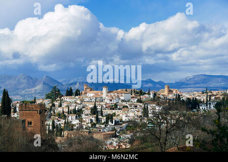 Granada, Andalusien, Spanien - 19. Februar 2006: Allgemeine Ansicht der Unesco Viertel Albaicin Altstadt von Granada mit Alhambra Palace Tower i Stockfoto