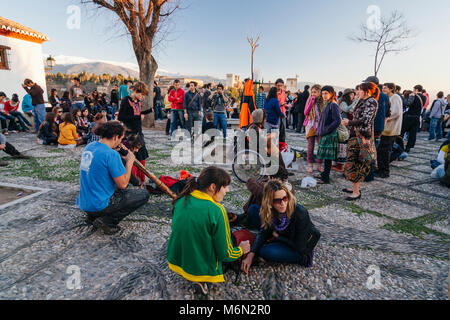 Granada, Andalusien, Spanien. Eine Masse von Touristen und Einheimischen gleichermaßen sammelt bei Sonnenuntergang im San Nicolas Aussichtspunkt mit Blick auf die Alhambra und fort Stockfoto