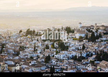 Granada, Andalusien, Spanien. Allgemeine Ansicht der Unesco Viertel Albaicin Altstadt ab dem Generalife Palast bei Sonnenuntergang gesehen. Stockfoto