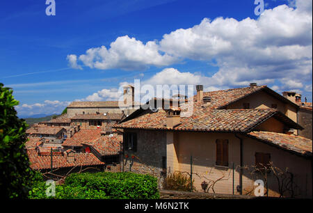 Blick auf die mittelalterliche Altstadt von Scilla, einer kleinen Stadt in der Landschaft Umbriens in Italien, mit alten Heiligen Franziskus Kirche und Wolken Stockfoto