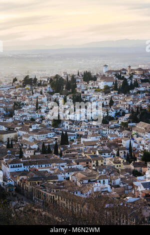 Granada, Andalusien, Spanien. Allgemeine Ansicht der Unesco Viertel Albaicin Altstadt ab dem Generalife Palast bei Sonnenuntergang gesehen. Stockfoto