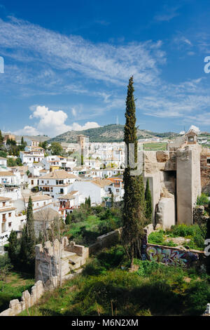 Granada, Andalusien, Spanien. 11. jahrhundert Ziri Wand- und Ansicht der Unesco Viertel Albaicin ab dem Dar al-Horra palace gesehen. Stockfoto