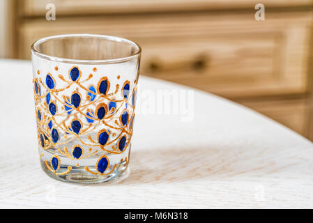 Glas mit bunten Hand Malerei Stockfoto