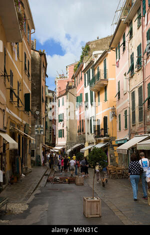 Via Roma, Vernazza, Cinque Terre, Ligurien, Italien Stockfoto