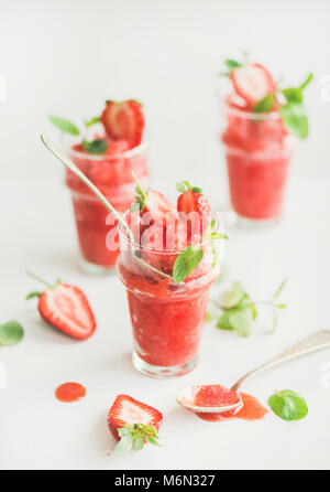Erdbeere und heem Sommer Granita in Gläsern mit Minze Stockfoto