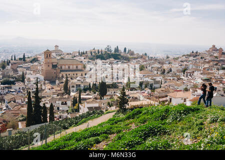 Granada, Andalusien, Spanien. Ein paar Blicke auf eine allgemeine Ansicht der Unesco Albaicin Viertel von San Miguel Alto Sicht gesehen. Stockfoto