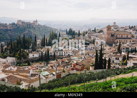 Granada, Andalusien, Spanien. Allgemeine Ansicht der Unesco Weltkulturerbe Alhambra und Albaicin Viertel von San Miguel Alto Sicht gesehen. Stockfoto