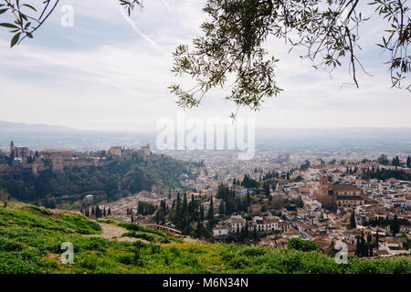 Granada, Andalusien, Spanien. Allgemeine Ansicht der Unesco Weltkulturerbe Alhambra und Albaicin Viertel von San Miguel Alto Sicht gesehen. Stockfoto