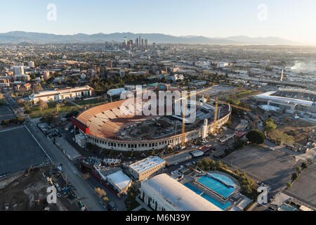 Los Angeles, Kalifornien, USA - 20. Februar 2018: Luftaufnahme der Veranstaltung Vorbereitung in der Los Angeles Memorial Coliseum in Exposition Park in der Nähe der USC Stockfoto