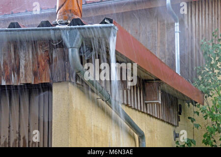 Überquellenden Eaves bei strömendem Regen Stockfoto