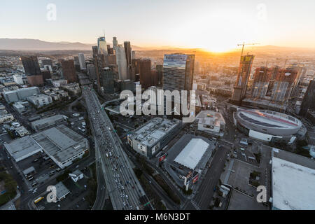 Los Angeles, Kalifornien, USA - 20. Februar 2018: Stadtbild sunrise Luftaufnahme von Türmen, Straßen und Autobahn im städtischen Kern von Downtown LA. Stockfoto