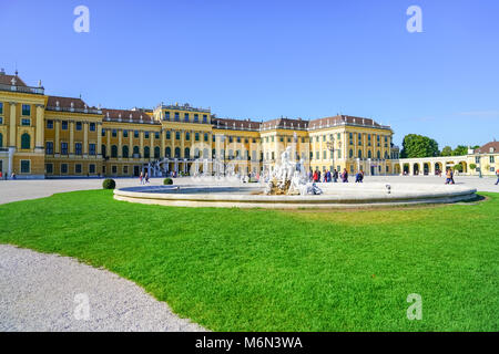 Wien, Österreich - 4 SEPTEMBER 2017; Touristen anreisen ai Morgen vorbei rasen und Brunnen vor barocken architektonischen Details des Schloss Schönbrunn Stockfoto