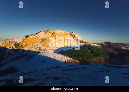 Snowy Anboto aus Urkiolamendi im Winter Stockfoto