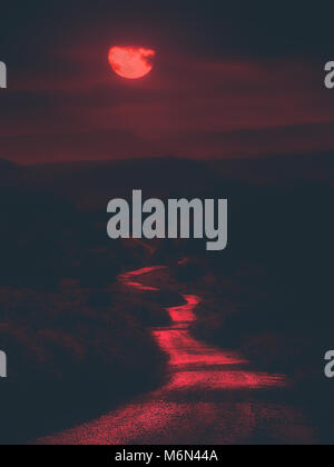 Furchtsam weg bei Nacht mit bloody Red moon Stockfoto