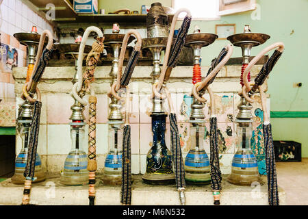 Narguile Wasserpfeifen in der Küche eines kleinen Hotel in Dakhla Oasis, Ägypten Stockfoto