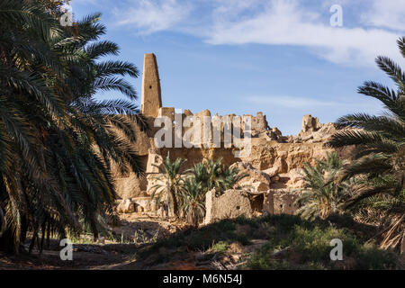 Bleibt der Tempel des Orakel von Aghurmi Ammun und die Moschee im Dorf. Oase Siwa, Ägypten Stockfoto
