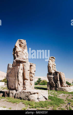 Luxor, Ägypten. Kolosse von Memnon, zwei massiven steinernen Statuen, die den Pharao Amenophis III., in Ägypten während der Dynastie regierte XVIII. Stockfoto