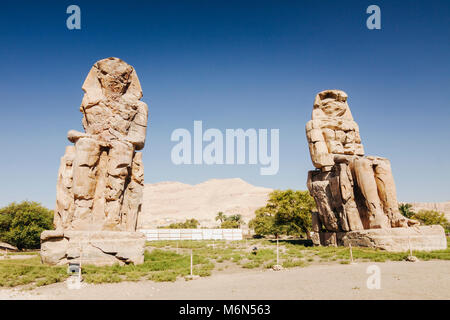 Luxor, Ägypten. Kolosse von Memnon, zwei massiven steinernen Statuen, die den Pharao Amenophis III., in Ägypten während der Dynastie regierte XVIII. Stockfoto