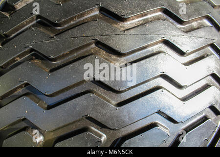 Big rubber Traktor schwarz Reifen aus der Nähe Stockfoto