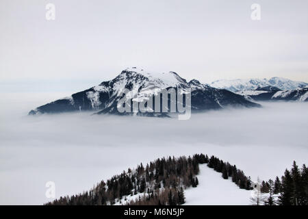 Die österreichischen Berge über den Wolken von St. Gilgen. Stockfoto