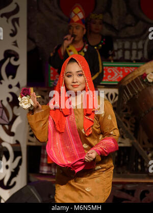 Tänzerinnen und Tänzer in traditionellen einheimischen Kostüme im Sarawak Cultural Village, Kuching, Malaysia Drucker-emulation traditionelle Tänze Stockfoto