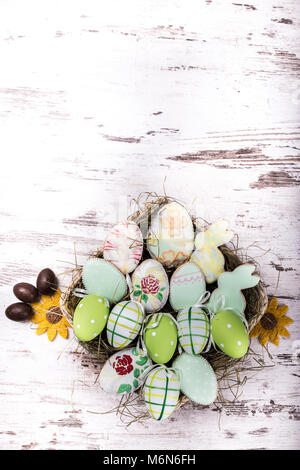 Ostern Lebkuchen Cookies auf Holztisch. Schöne verglaste Hasen und Eier. Grußkarte. Blick von oben. Kopieren. Stockfoto