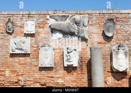 Insel Torcello, Venedig, Venetien, Italien. Alten architektonischen Stein Artefakte und Reliefs dargestellt im Museum aus dem remnan wiederhergestellt Stockfoto