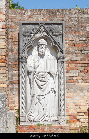 Insel Torcello, Venedig, Venetien, Italien. Alten religiösen architektonischen Relief erholt während einer Graben und bei Torcello Museum Stockfoto