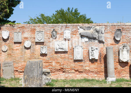 Insel Torcello, Nördliche Lagune, Venedig, Venetien, Italien. Alten architektonischen Artefakten und Reliefs aus dem alten Gebäude auf Torcello Stockfoto