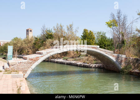 Die historische Ponte del Diavalo, oder Devil's Bridge, Torcello, Insel, Venedig, Italien, eine von nur zwei Brücken in Venedig, dass kein Geländer hat. Stockfoto