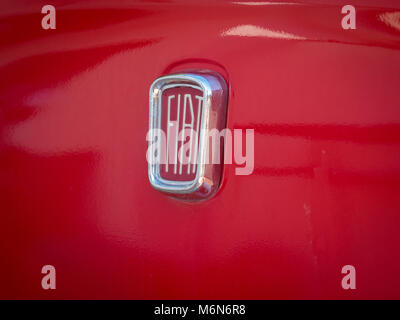 Red vintage Fiat Schriftzug auf der Vorderseite des Fahrzeugs Stockfoto