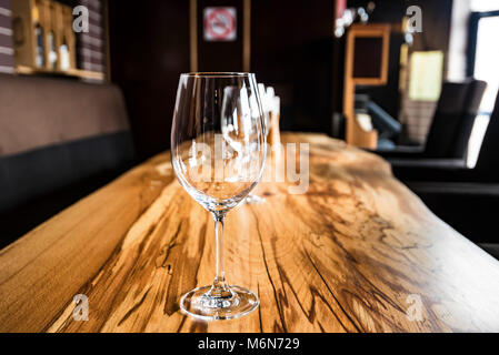 Leere Weingläser auf Tafel Tisch im Restaurant Stockfoto