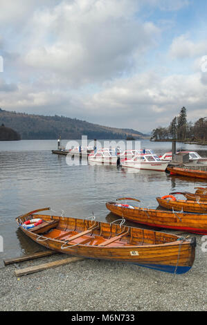 Ruderboote und Motor startet an der Bowness on Windermere Lake District National Park Stockfoto