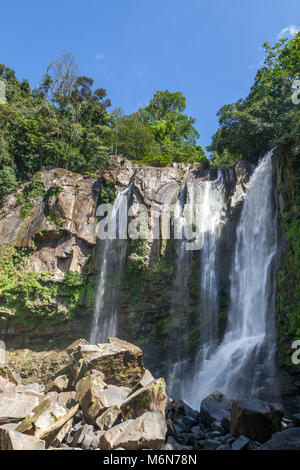 Schönen Wasserfällen im Südpazifik von Costa Rica, nauyaca Wasserfällen ist umgeben von dichter Vegetation. Stockfoto