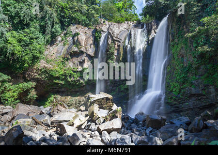 Schönen Wasserfällen im Südpazifik von Costa Rica, nauyaca Wasserfällen ist umgeben von dichter Vegetation. Stockfoto