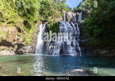 Nauyaca Wasserfällen mit einer tiefen Schwimmen Loch und großen Felsen im Südpazifik von Costa Rica, einem beliebten Wanderziel. Stockfoto