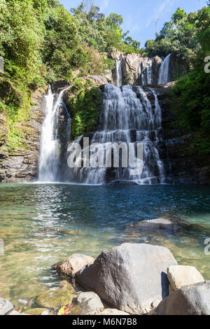 Nauyaca Wasserfällen mit einer tiefen Schwimmen Loch und großen Felsen im Südpazifik von Costa Rica, einem beliebten Wanderziel. Stockfoto